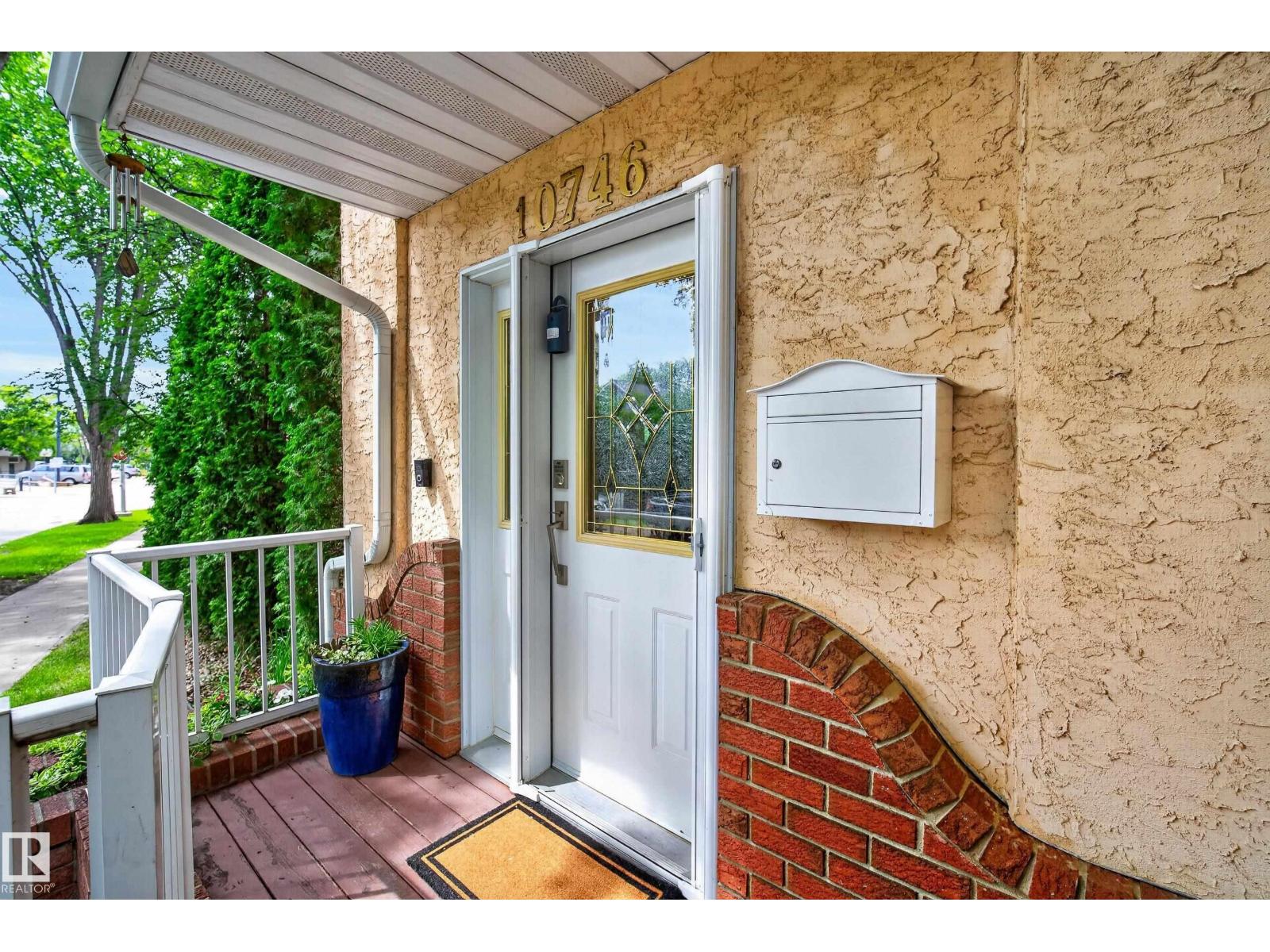 10746 University AV NW NW - 5
