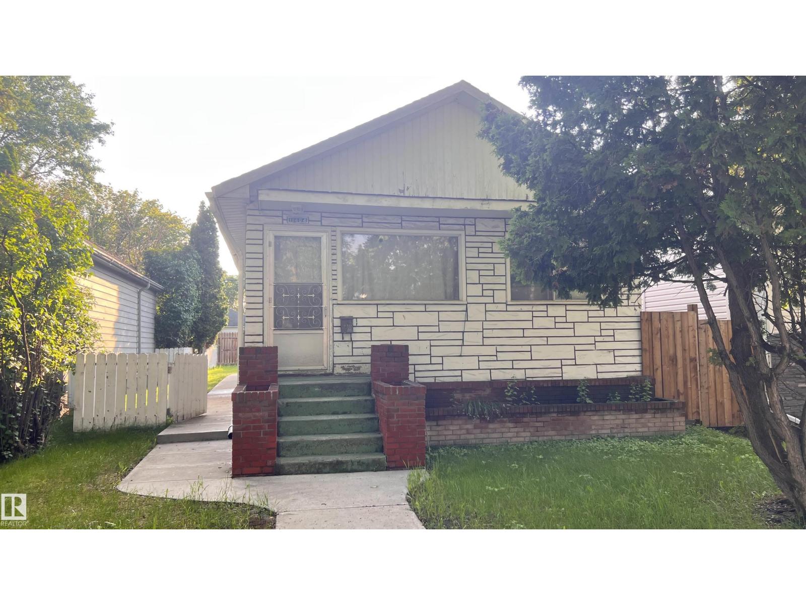 11404 92 ST NW - 1
