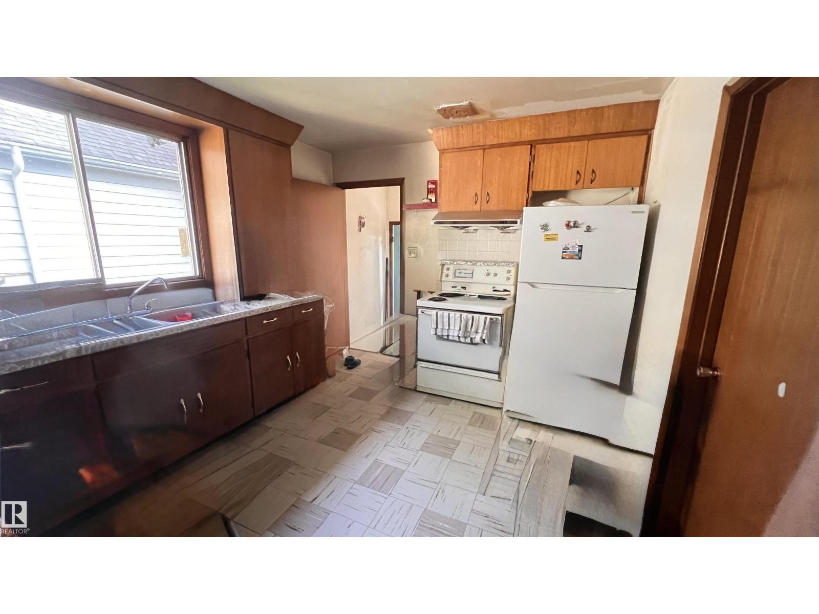 11404 92 ST NW - 6