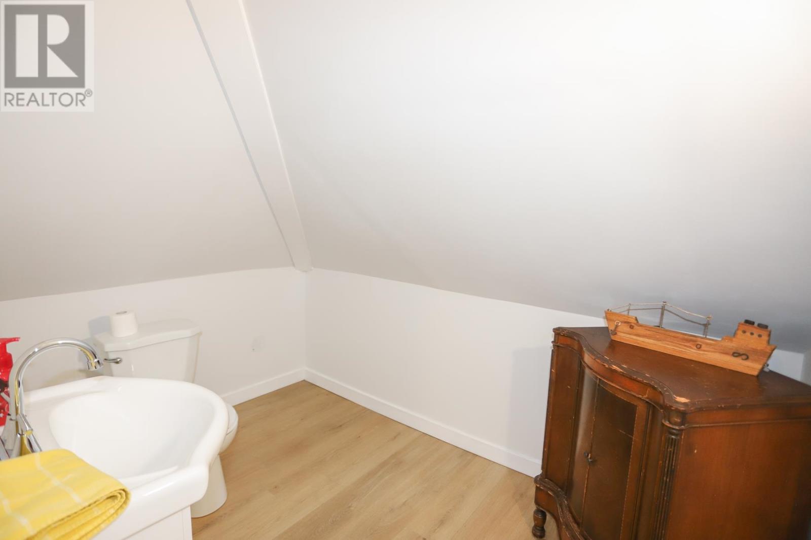 144 Leo AVE - 36