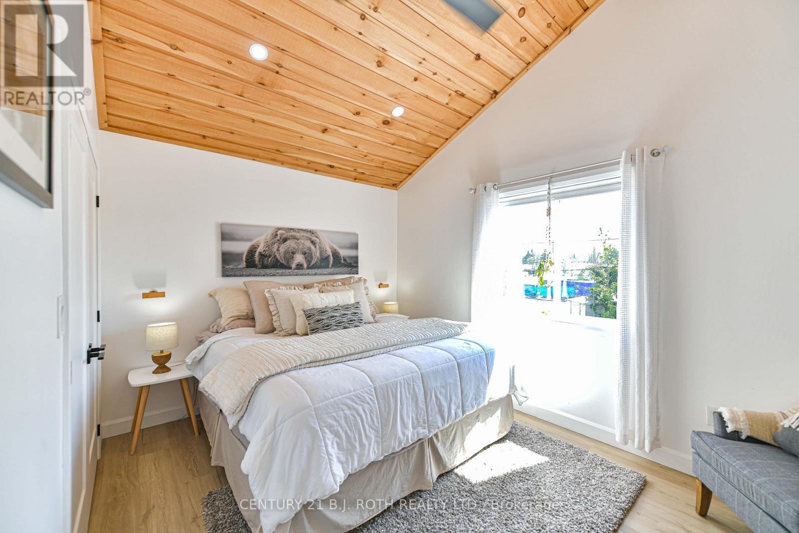 3332 QUETTON STREET - 32