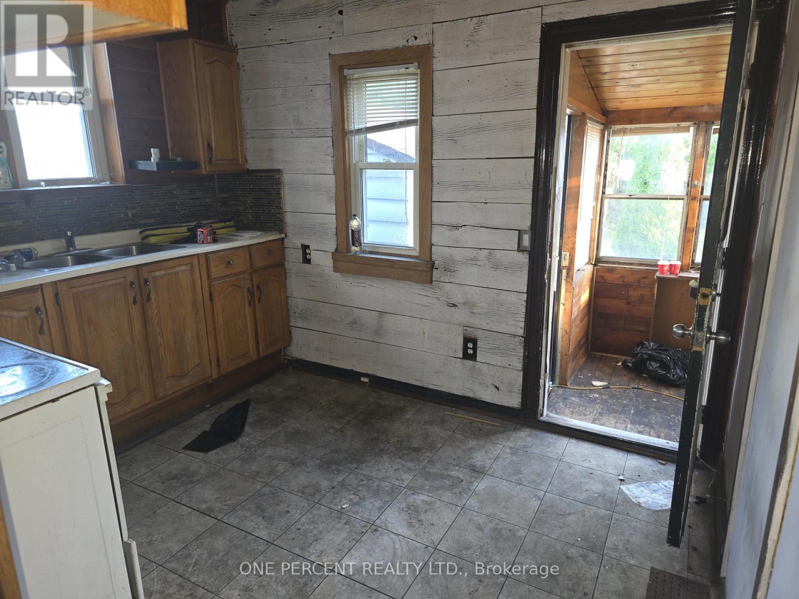 536 QUEENSDALE AVENUE E - Image 6