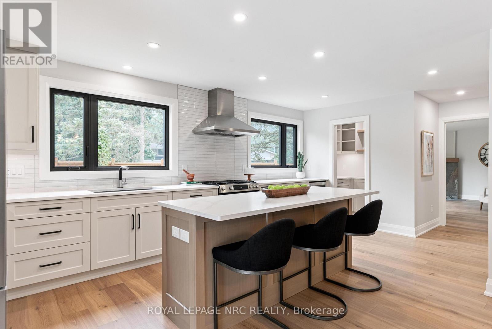 7 WOODINGTON CRESCENT - 25