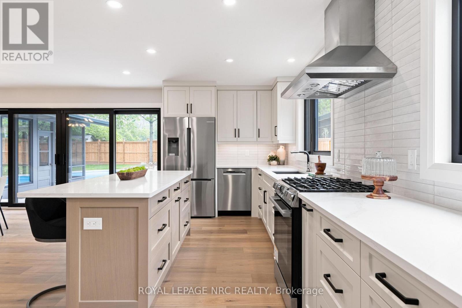 7 WOODINGTON CRESCENT - 26