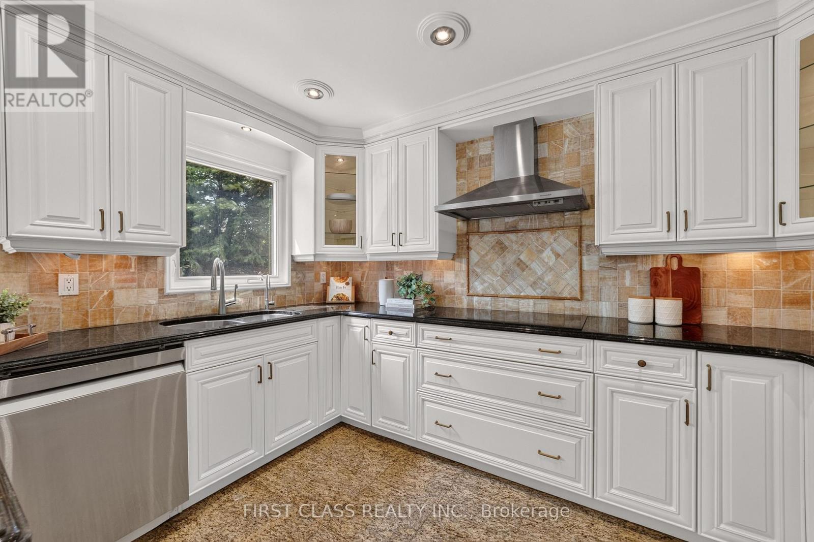 19 TOMLINSON CIRCLE - Image 11