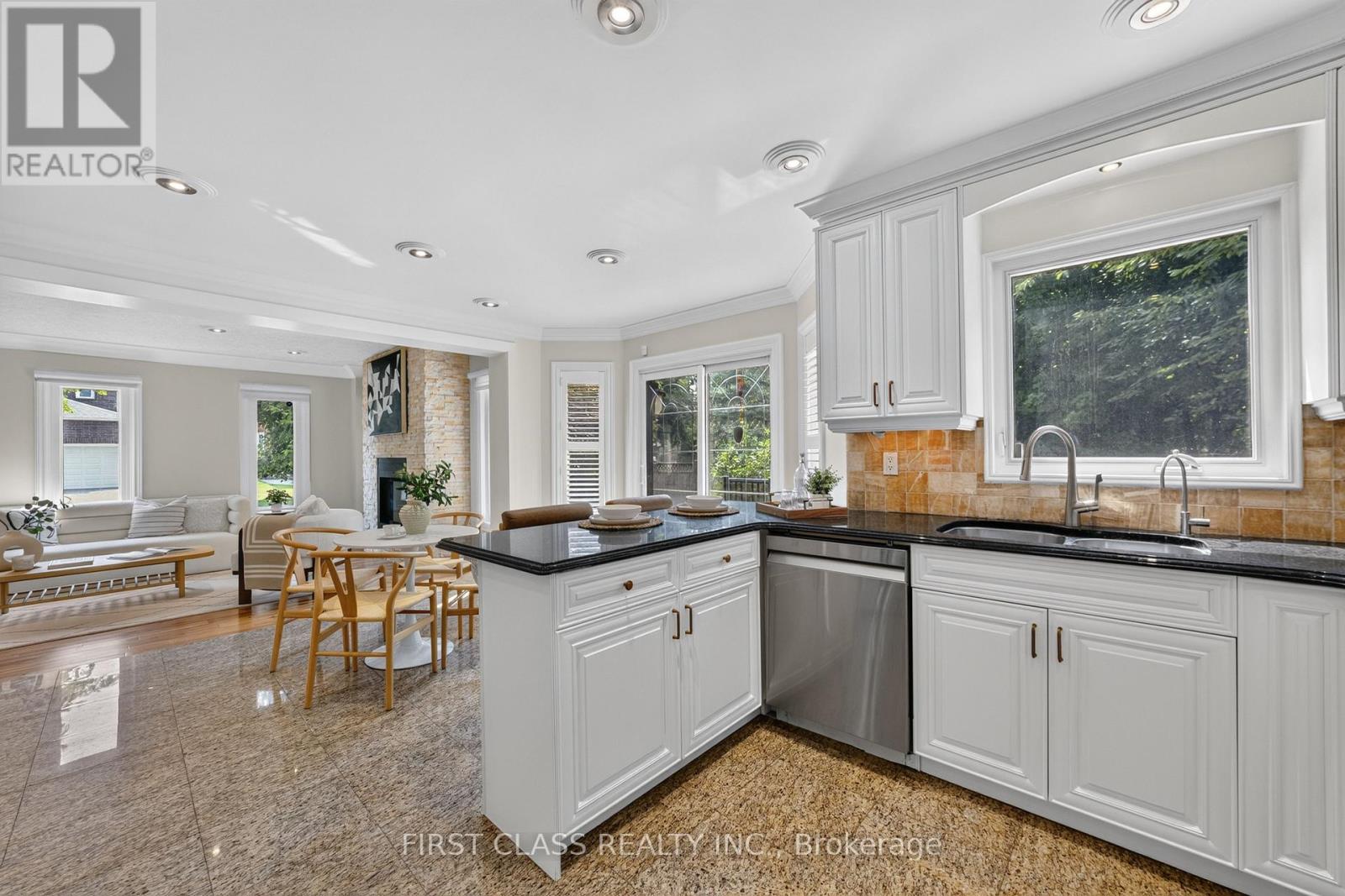 19 TOMLINSON CIRCLE - Image 13