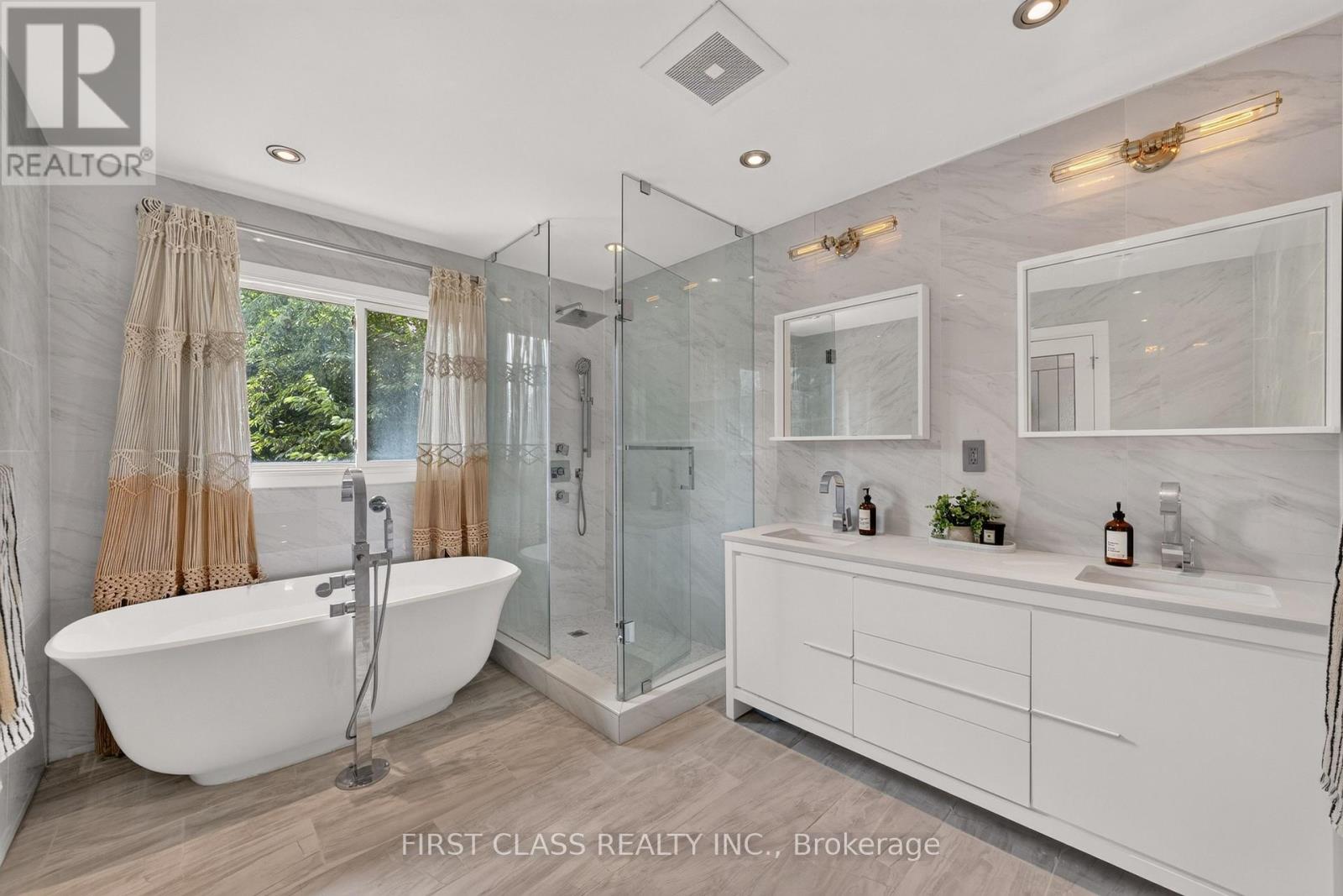 19 TOMLINSON CIRCLE - Image 24