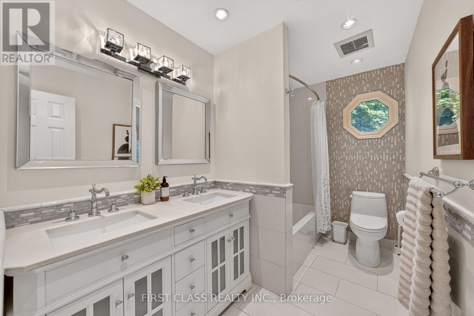 19 TOMLINSON CIRCLE - Image 32