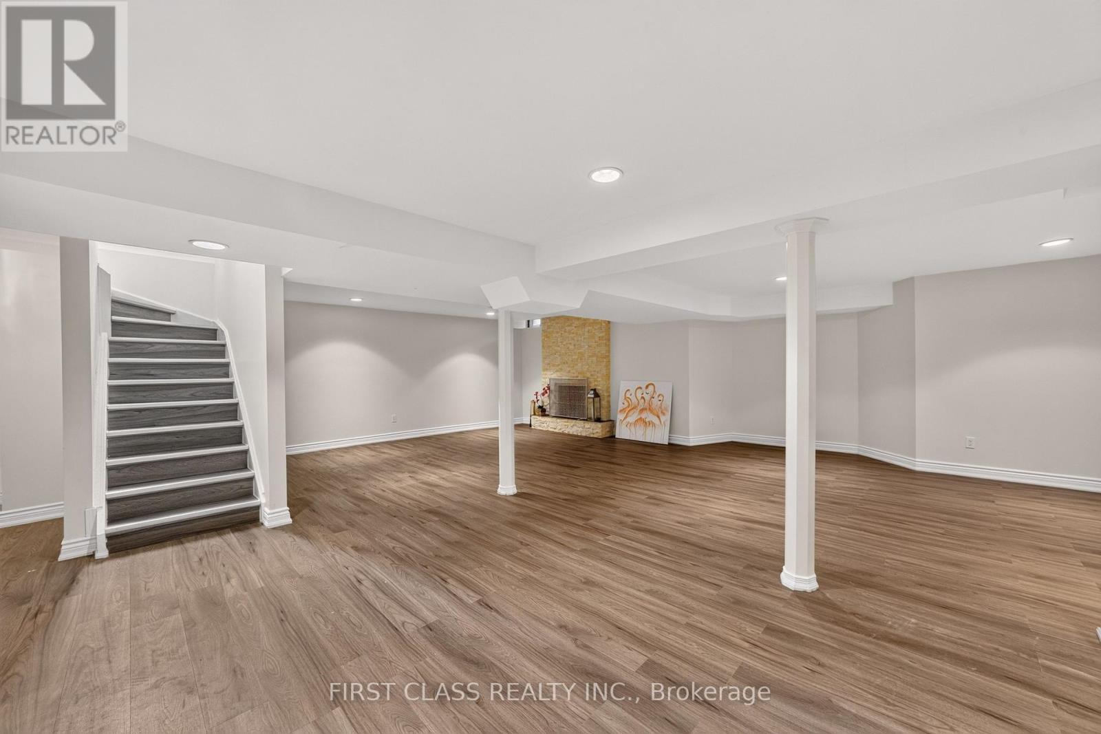 19 TOMLINSON CIRCLE - Image 34