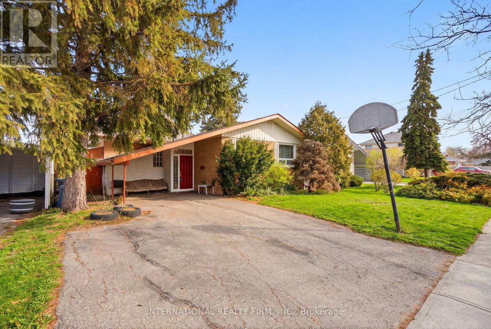 84 HADRIAN DRIVE - 1