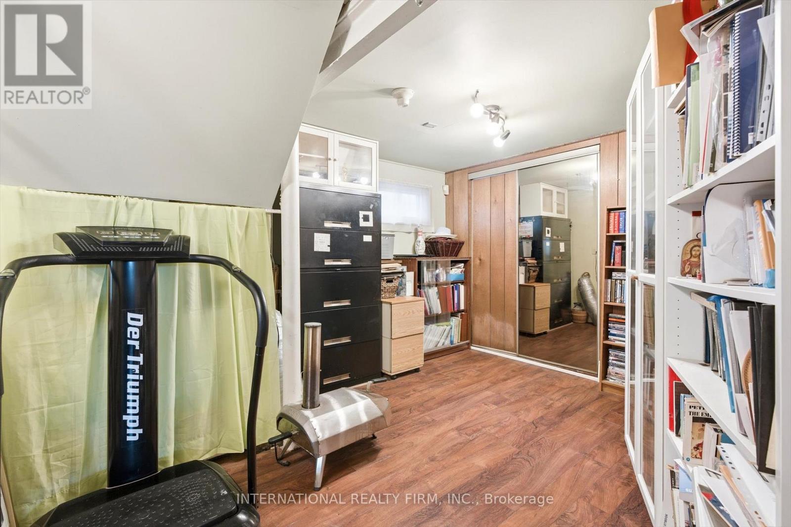 84 HADRIAN DRIVE - 19