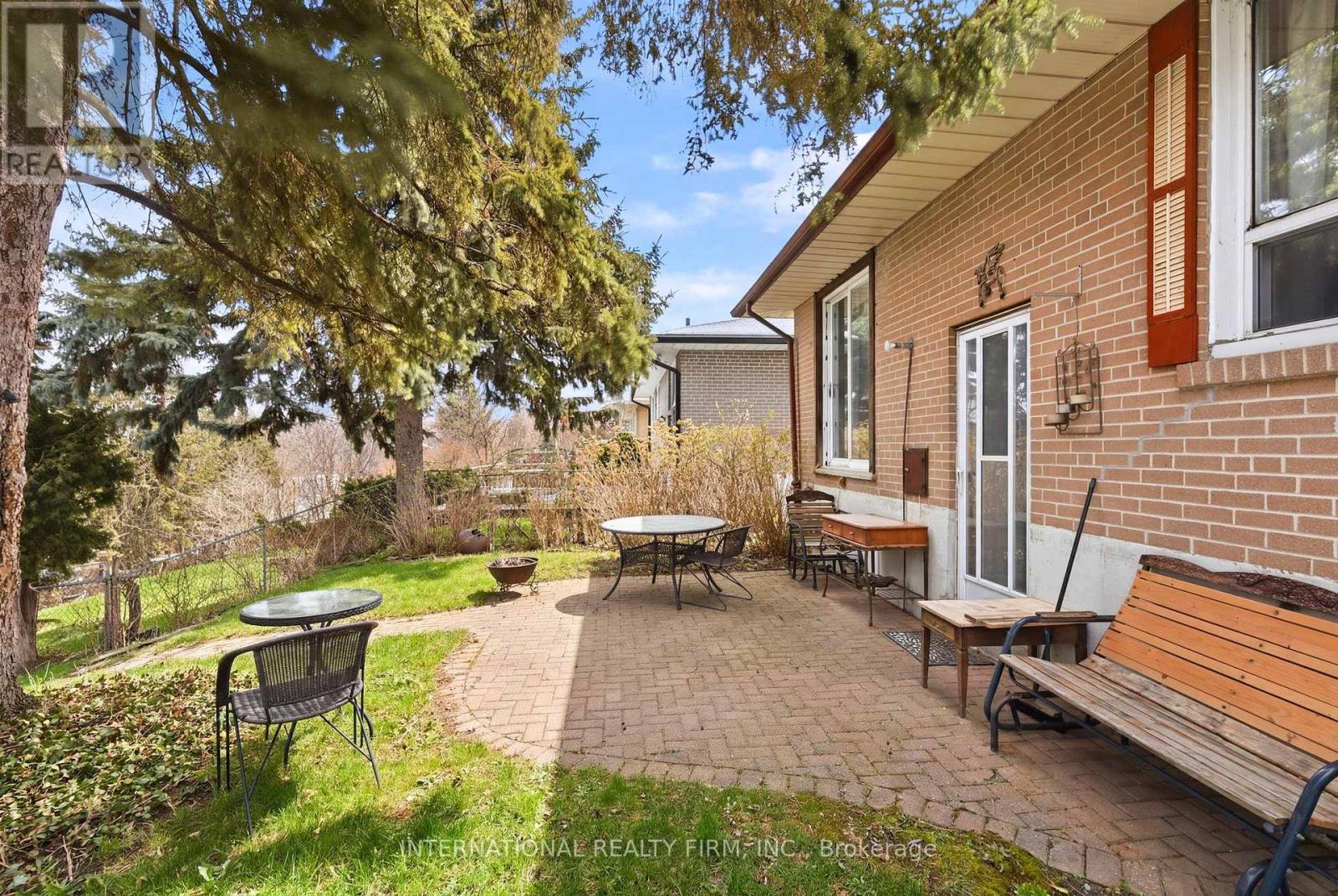 84 HADRIAN DRIVE - 3