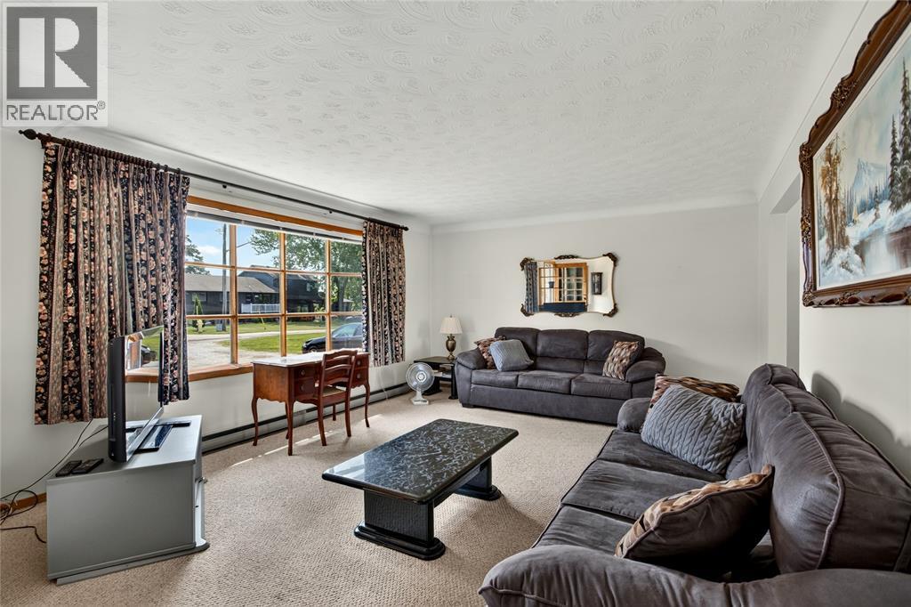 1697 THURSTON ROAD - 11