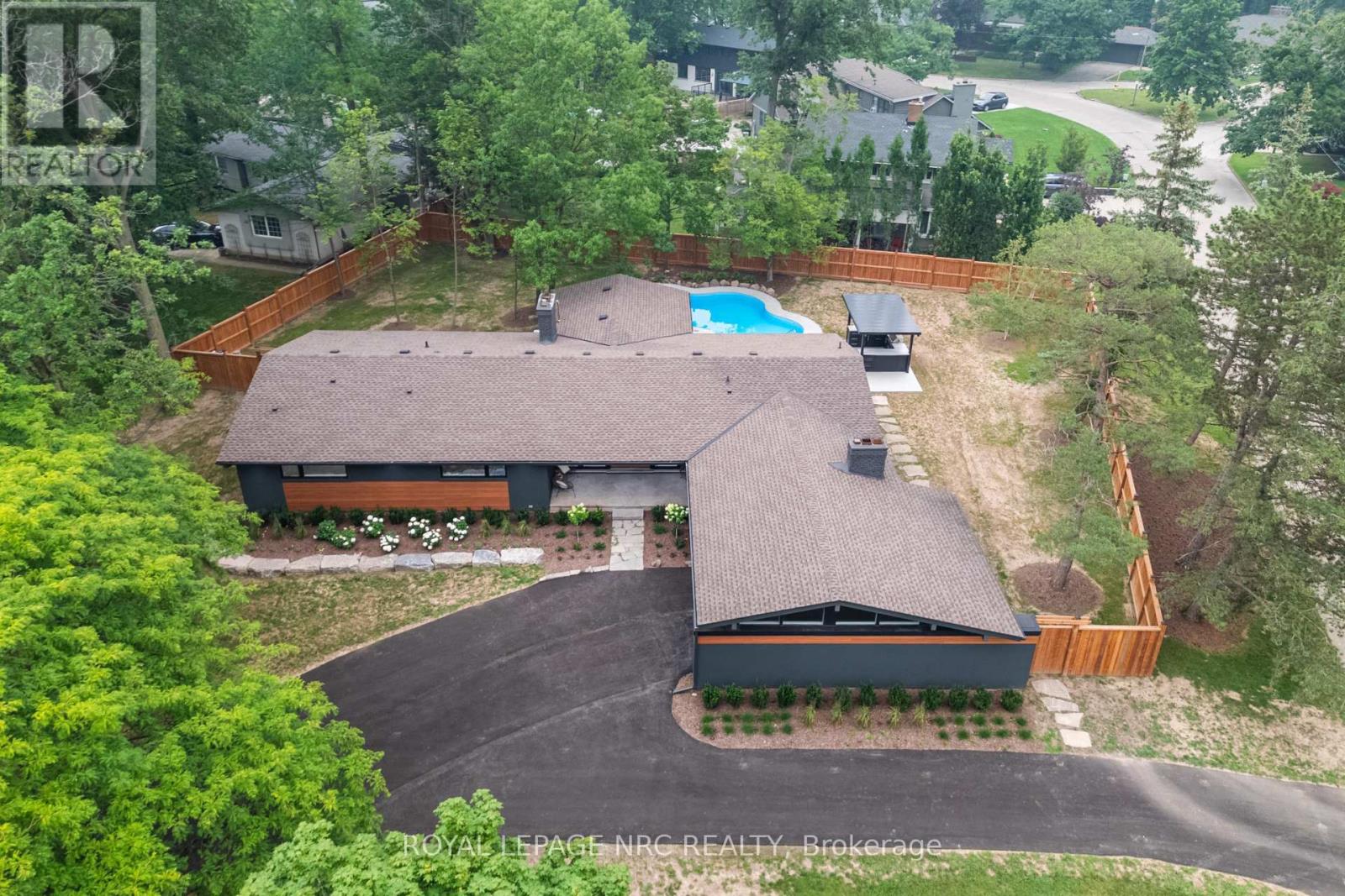 7 WOODINGTON CRESCENT - 21