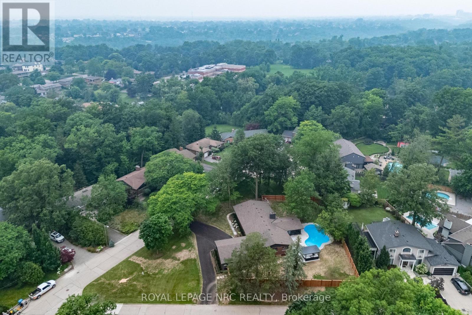 7 WOODINGTON CRESCENT - 22