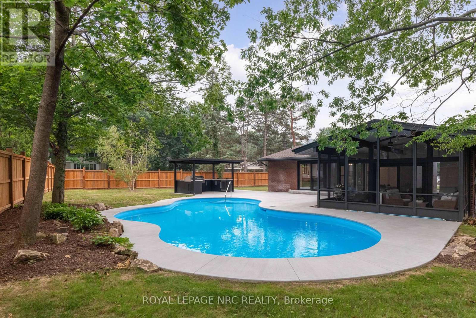 7 WOODINGTON CRESCENT - 18