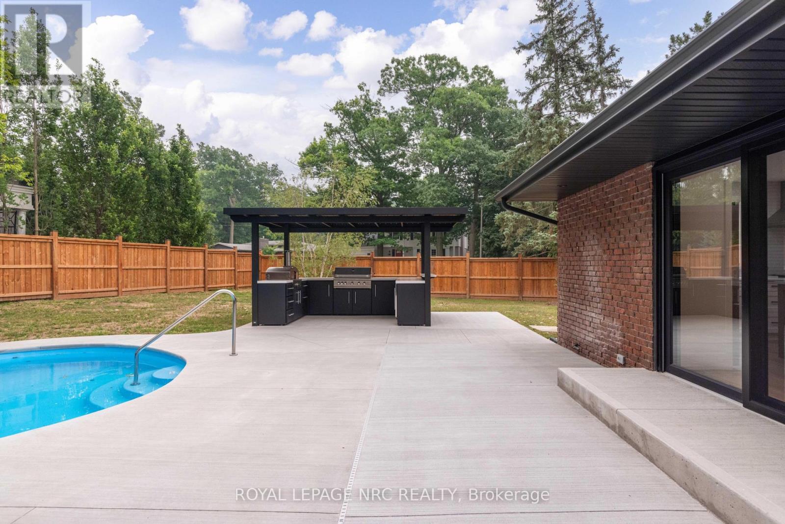 7 WOODINGTON CRESCENT - 13