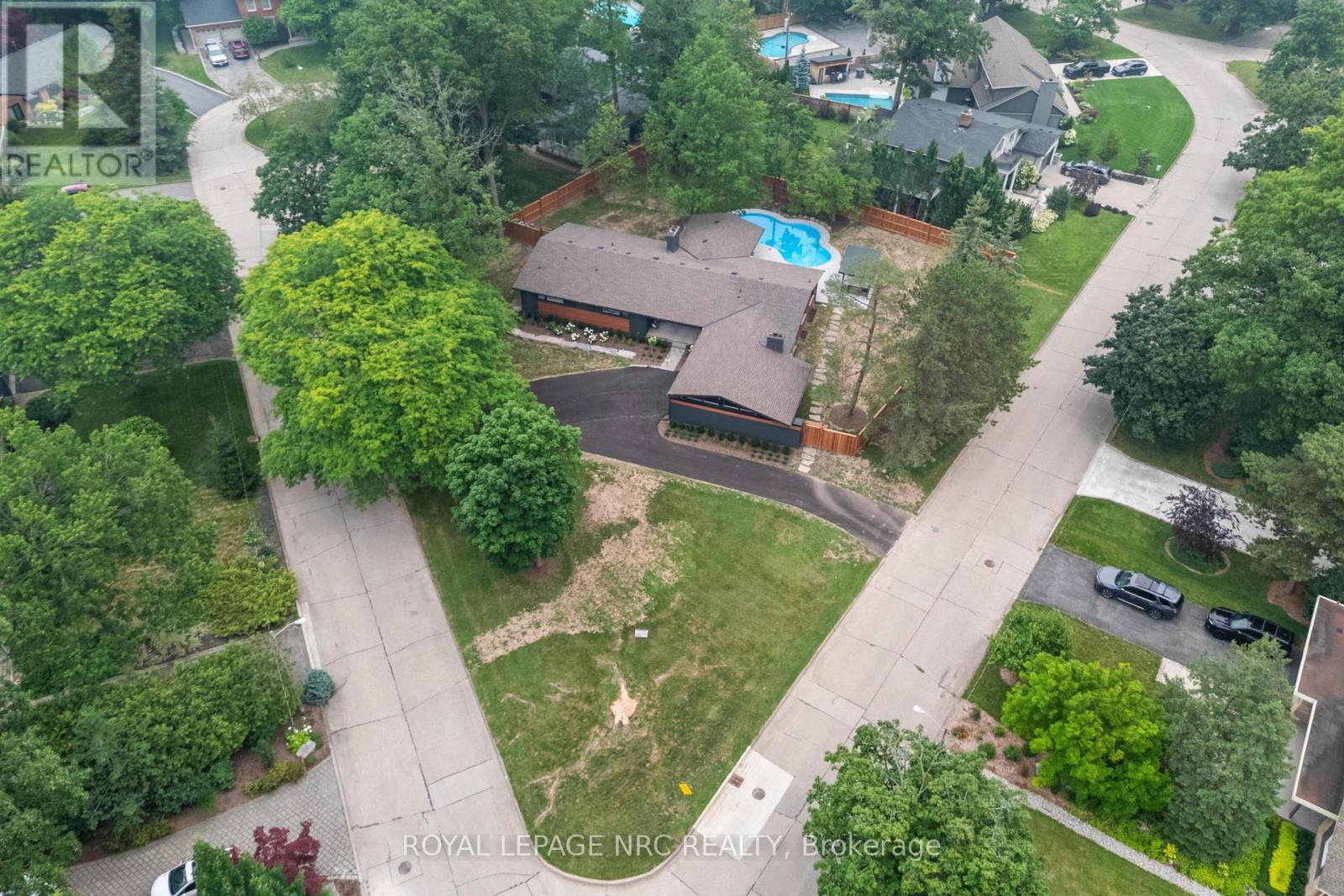 7 WOODINGTON CRESCENT - 20