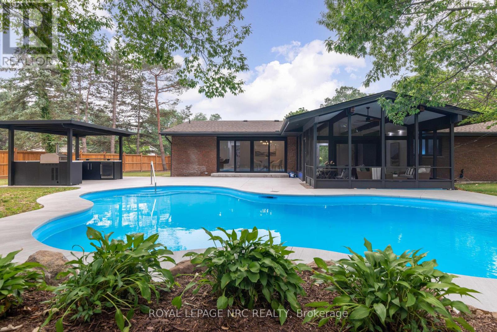 7 WOODINGTON CRESCENT - 19