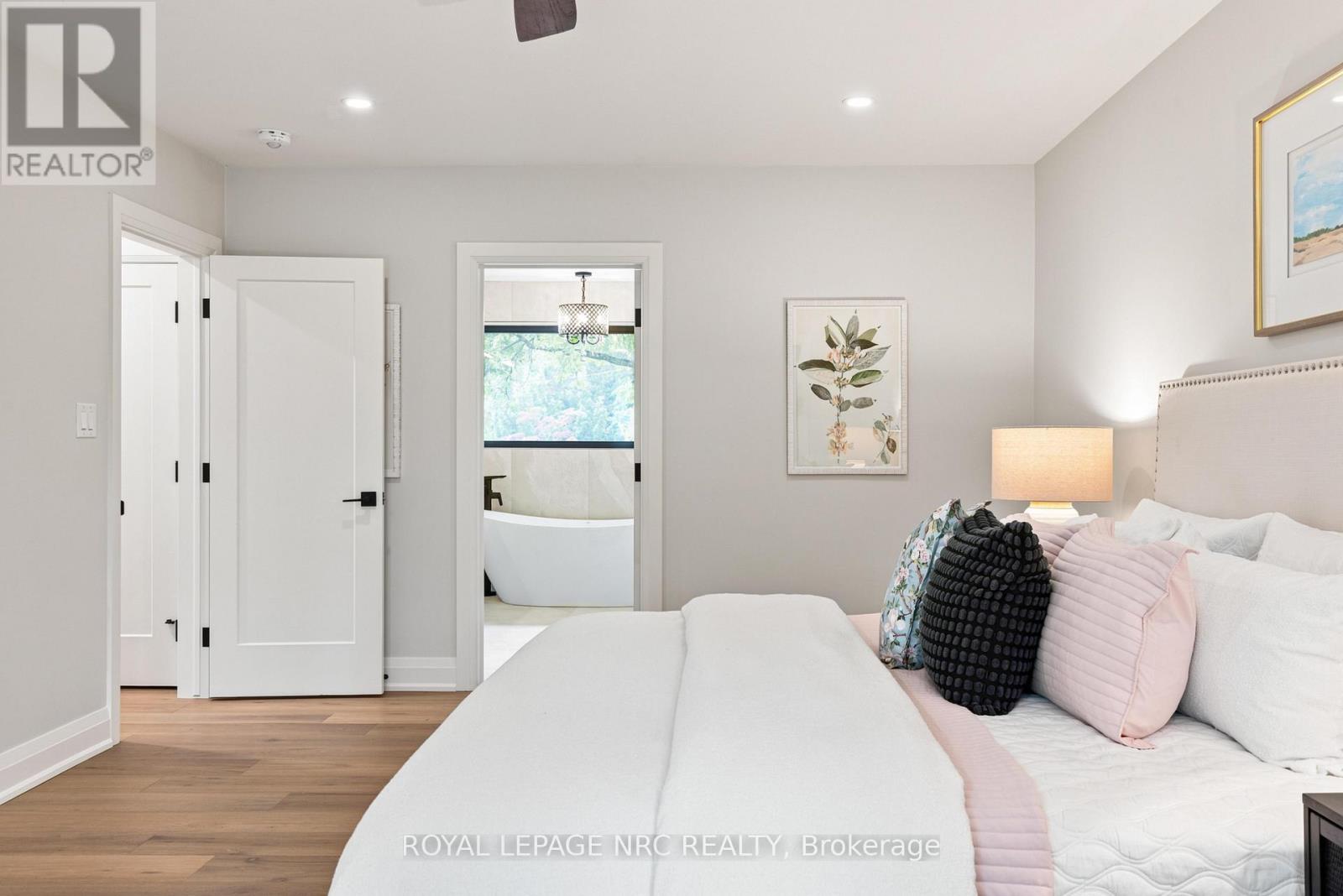 7 WOODINGTON CRESCENT - 36