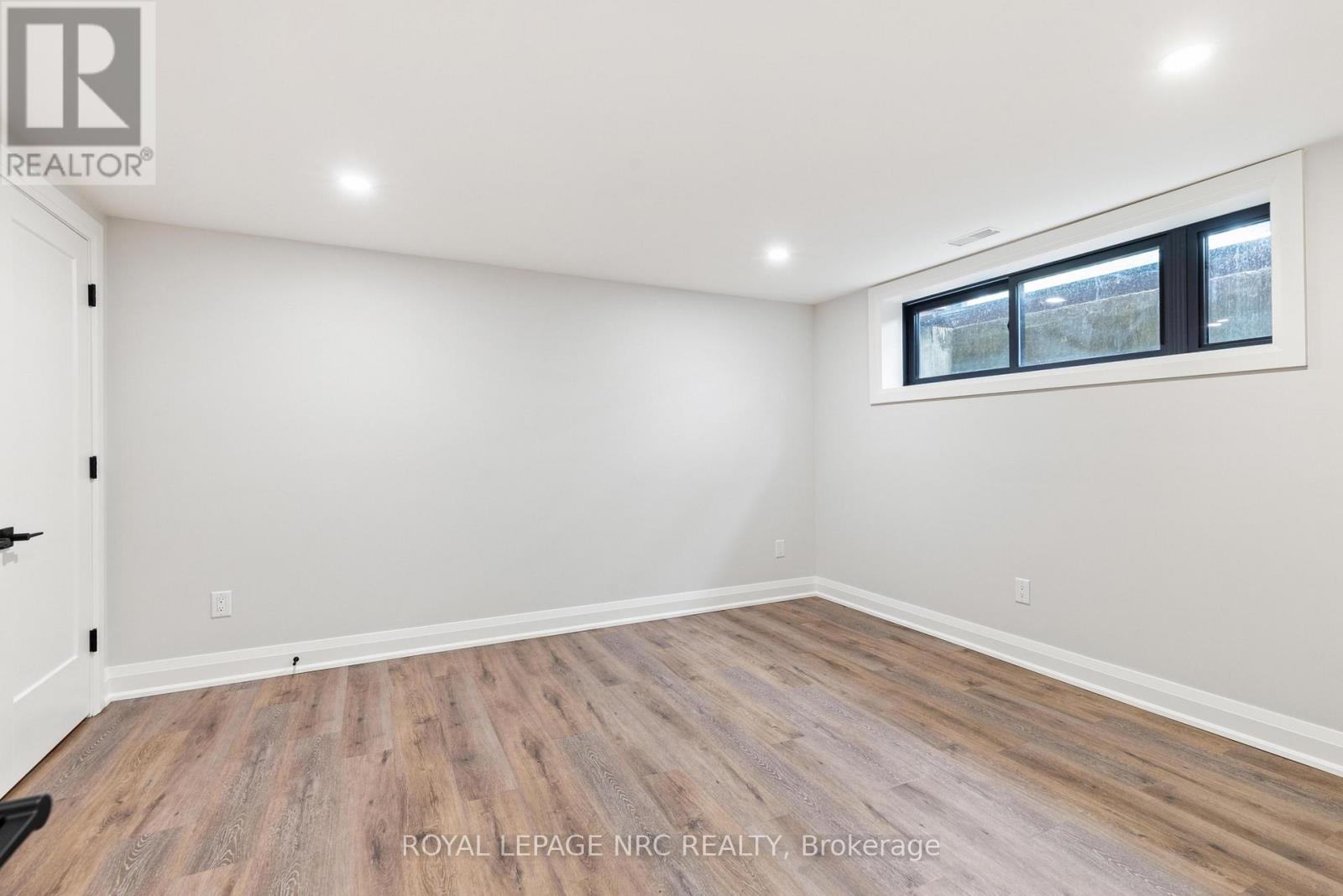 7 WOODINGTON CRESCENT - 49