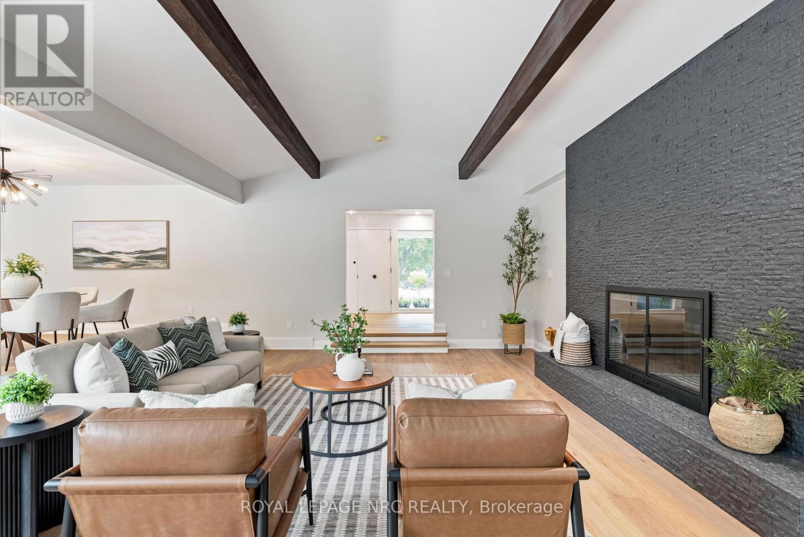 7 WOODINGTON CRESCENT - 7
