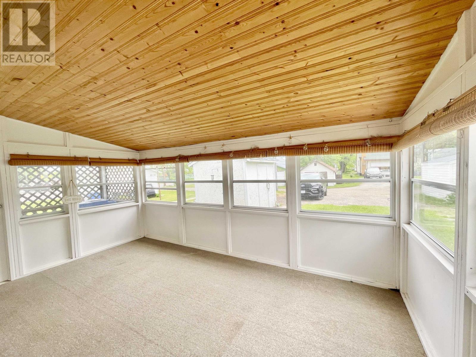 25 Casimir AVE - 19