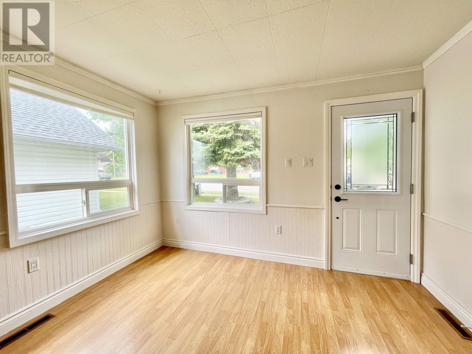 25 Casimir AVE - 7
