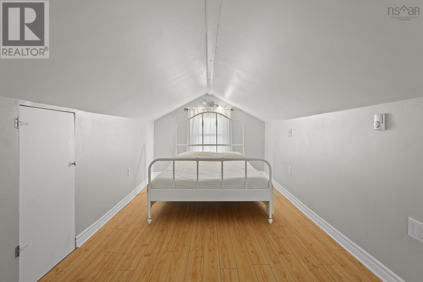 6474 Roslyn Road - 25