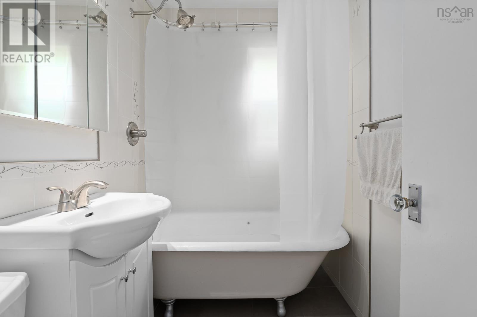 6474 Roslyn Road - 21