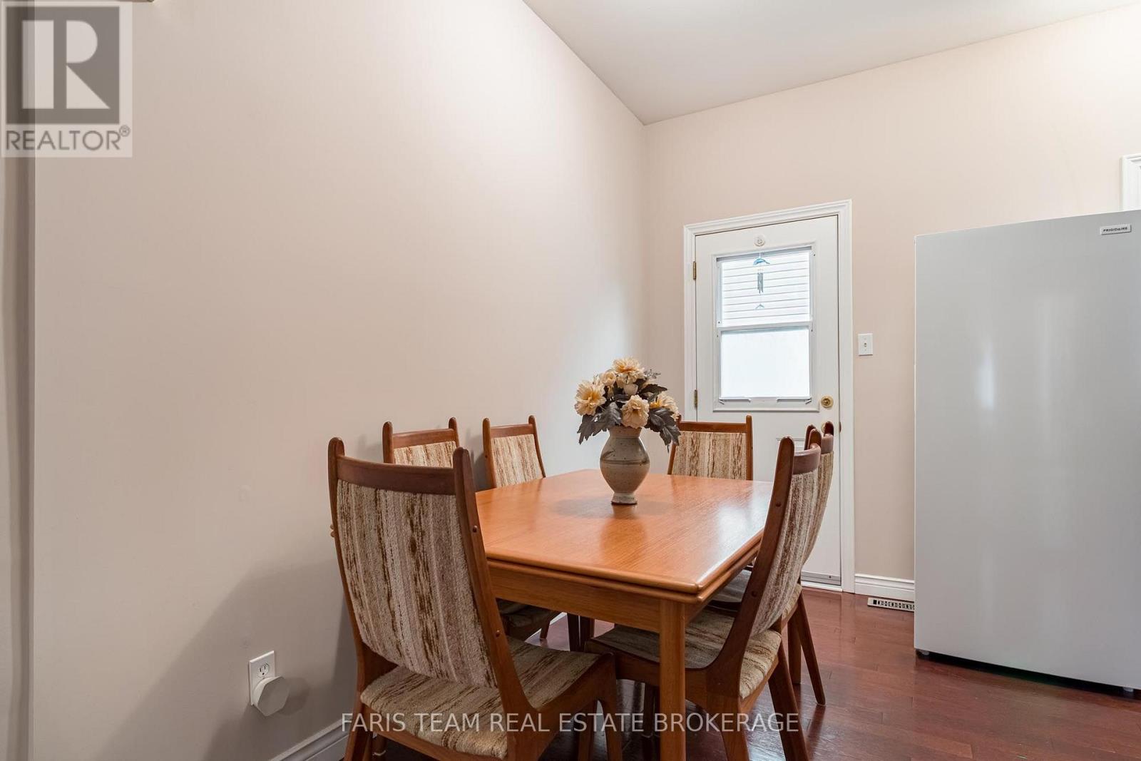 47 GEORGIAS WALK - 11