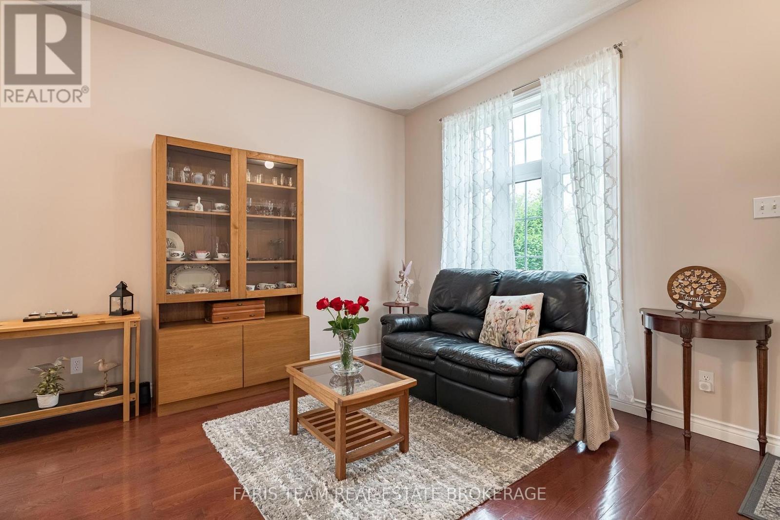 47 GEORGIAS WALK - 14