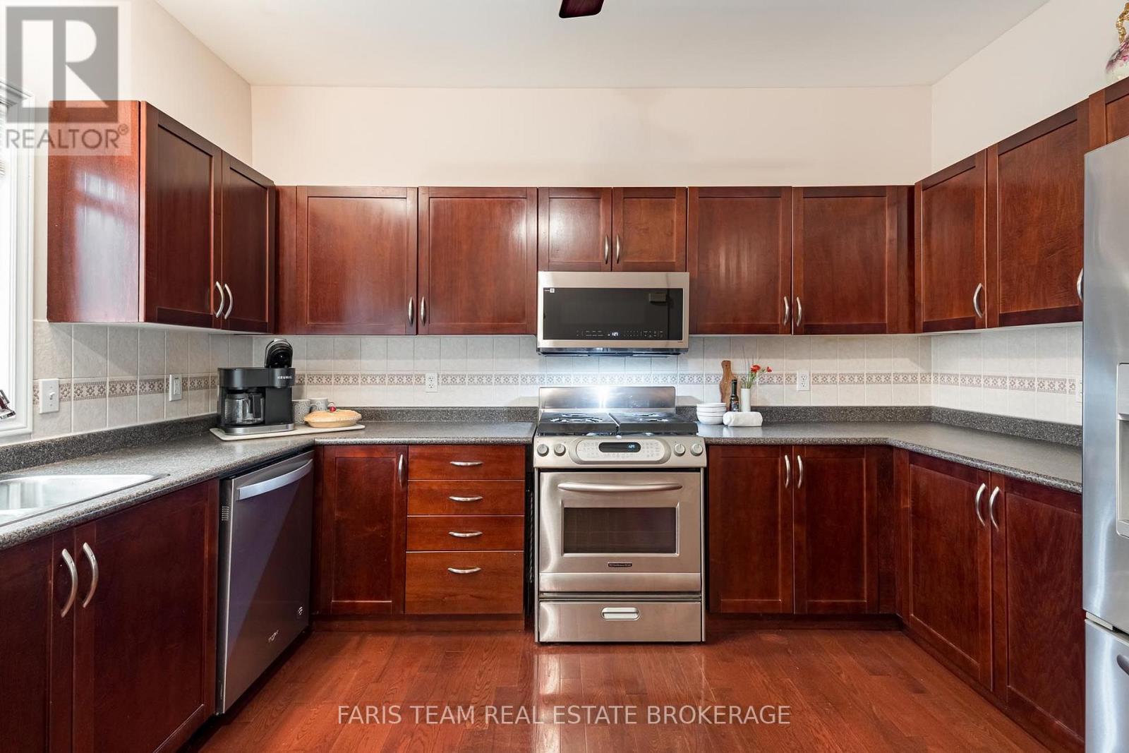 47 GEORGIAS WALK - 6