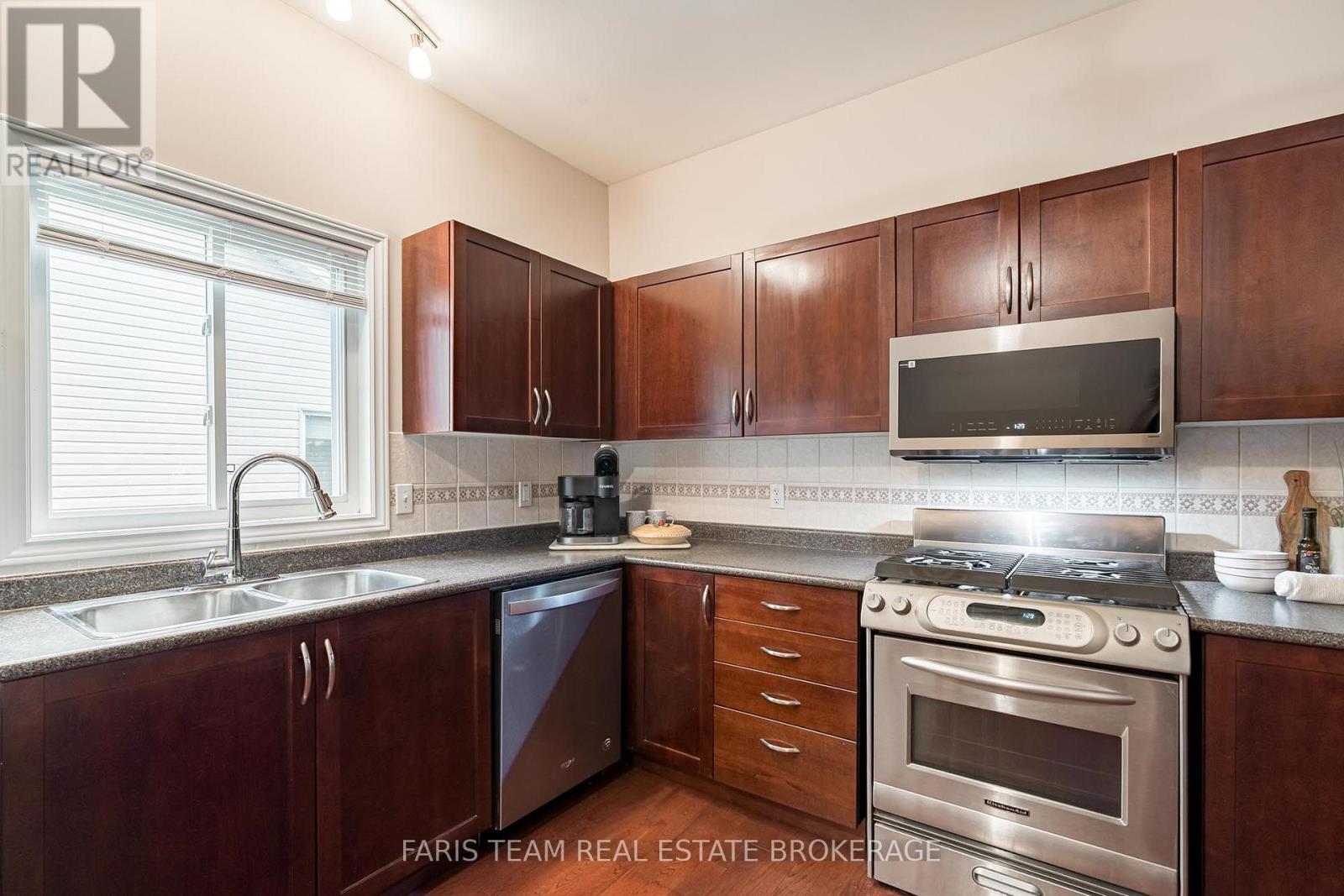 47 GEORGIAS WALK - 8