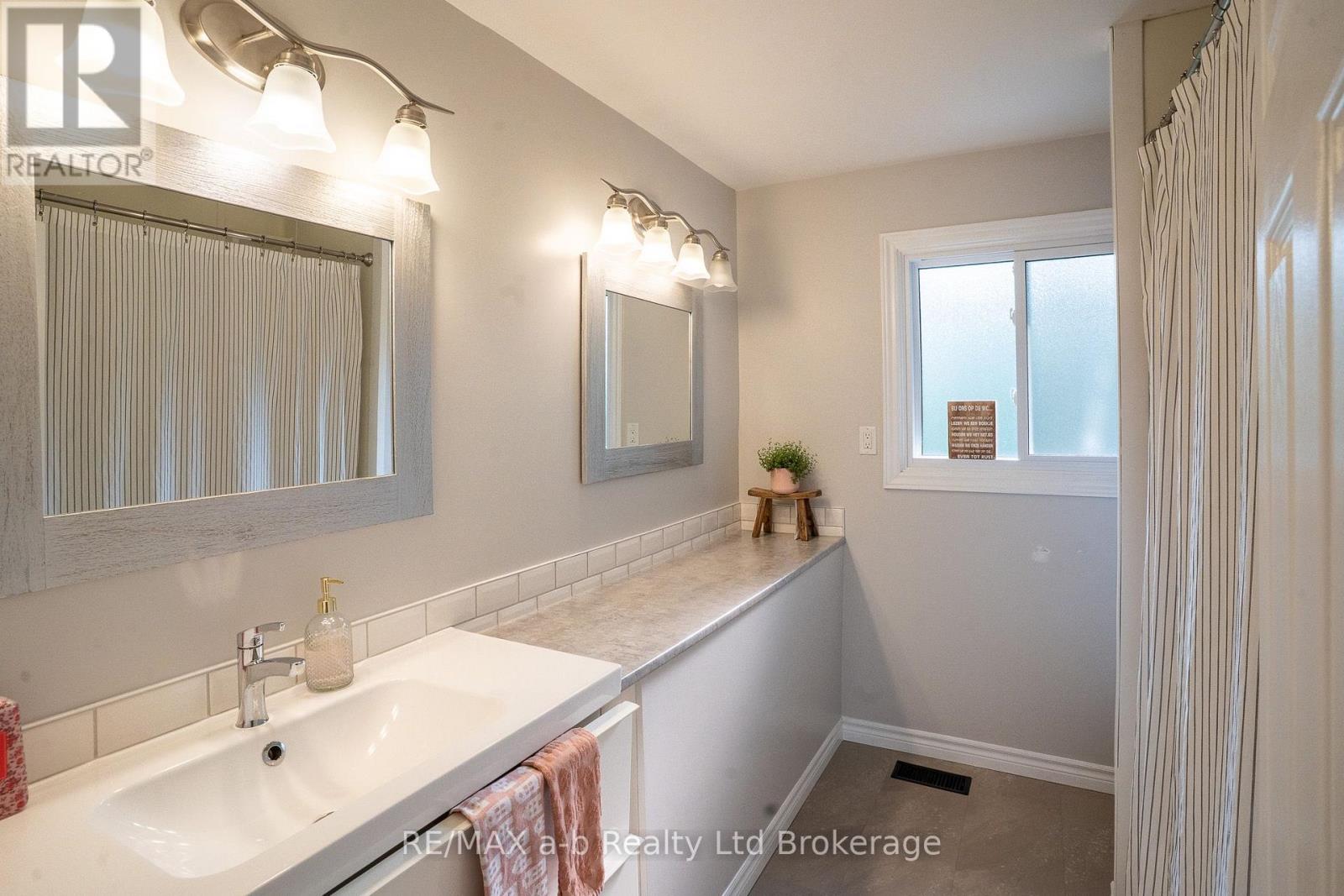 21 PEGGY AVENUE - 23