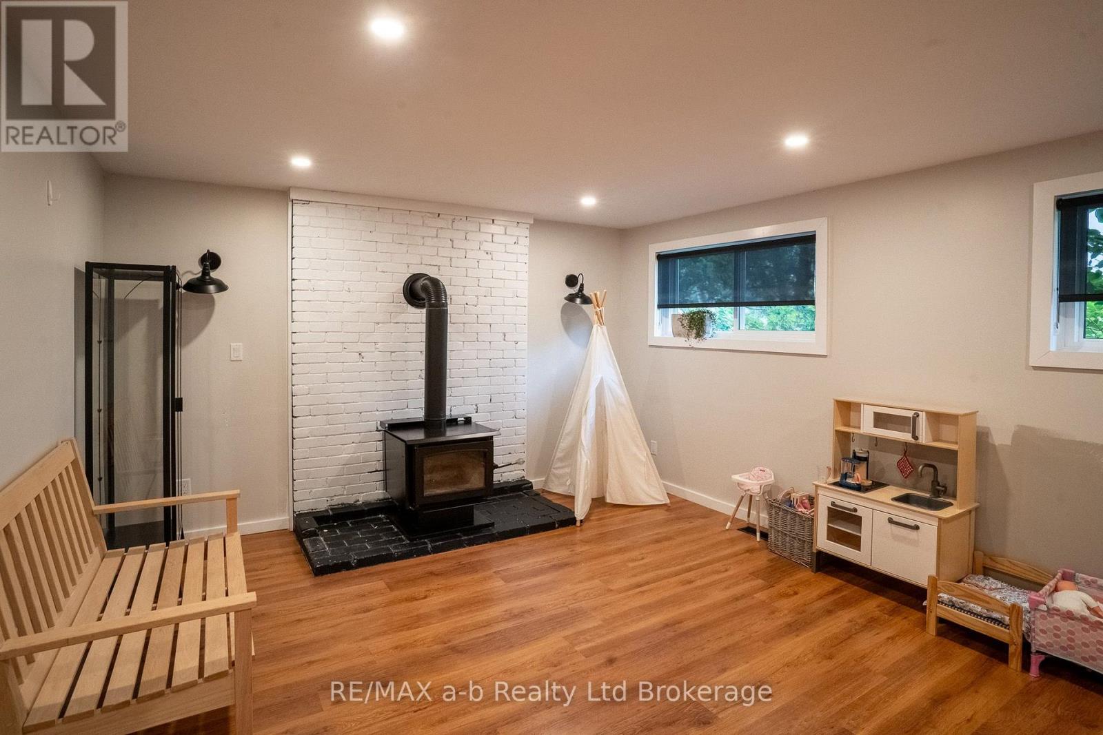 21 PEGGY AVENUE - 16