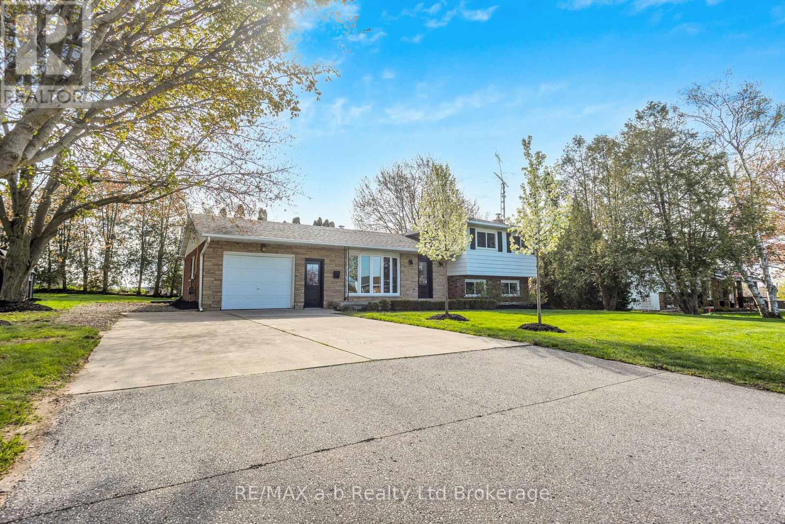 21 PEGGY AVENUE - 2