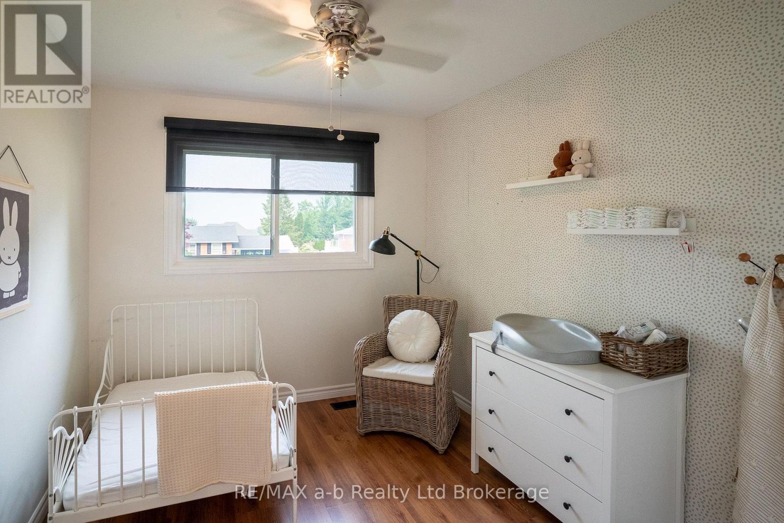 21 PEGGY AVENUE - 21