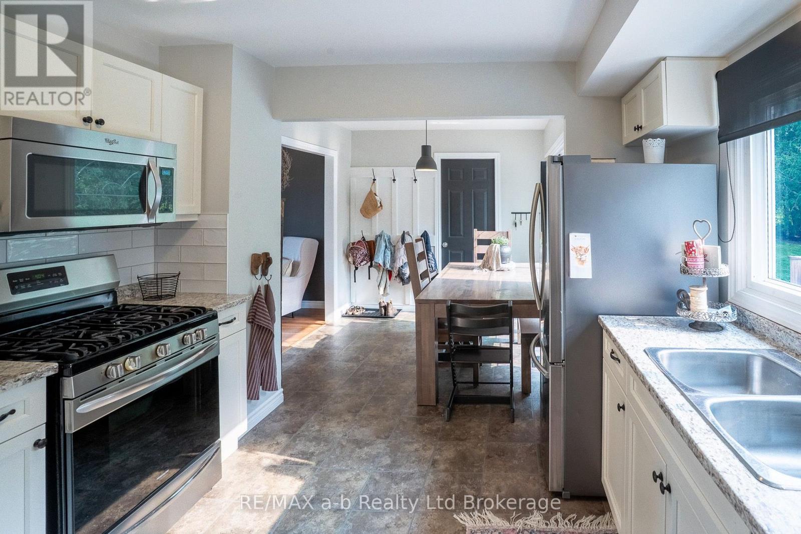 21 PEGGY AVENUE - 19