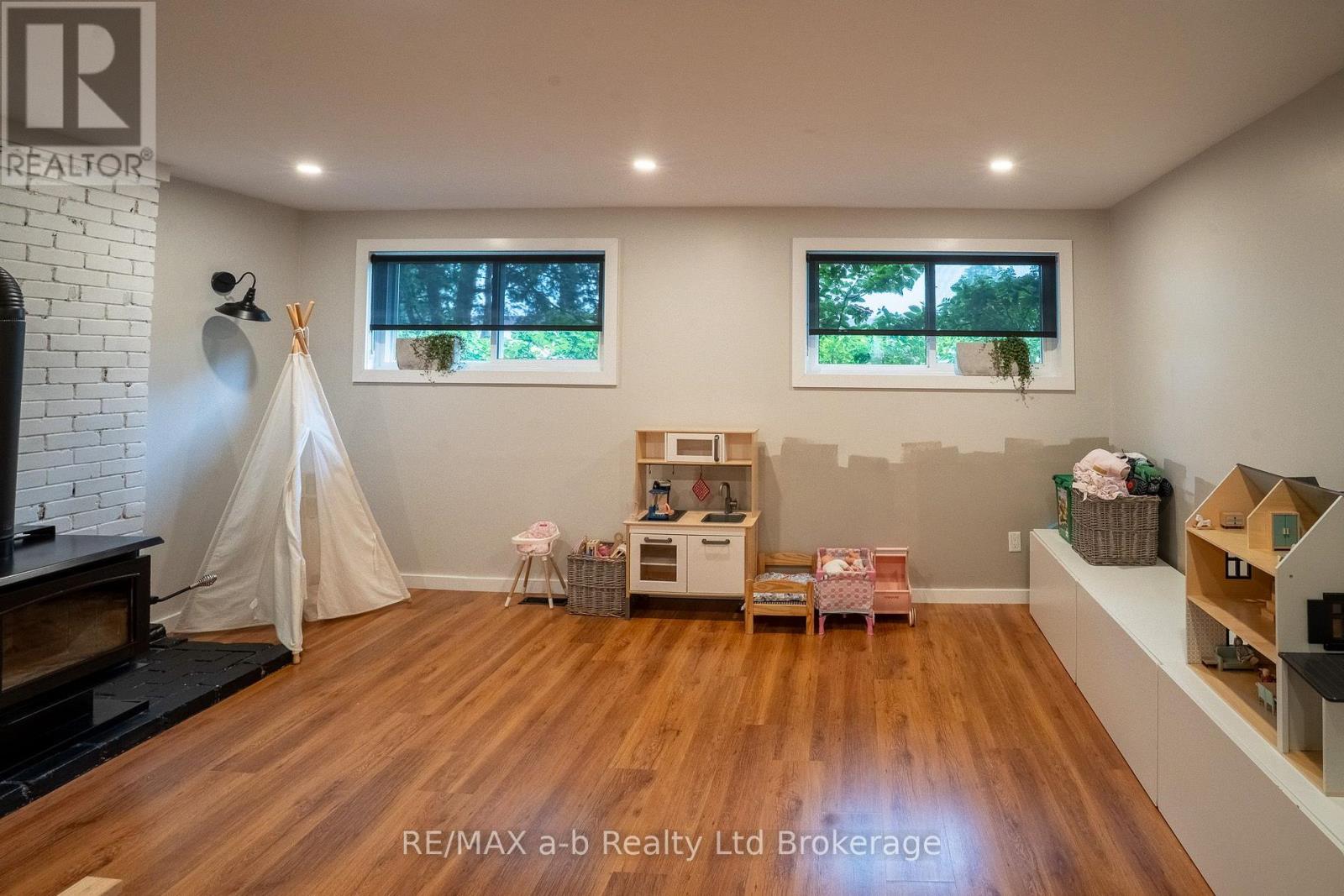 21 PEGGY AVENUE - 18