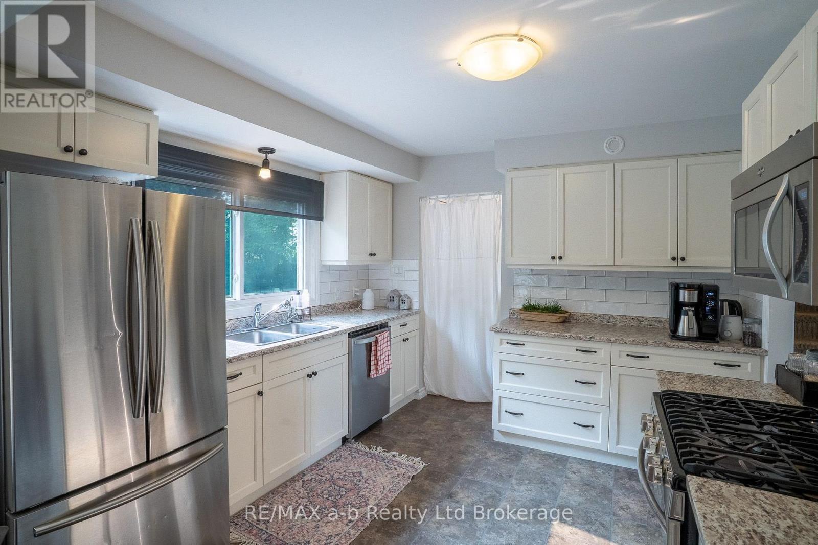 21 PEGGY AVENUE - 20