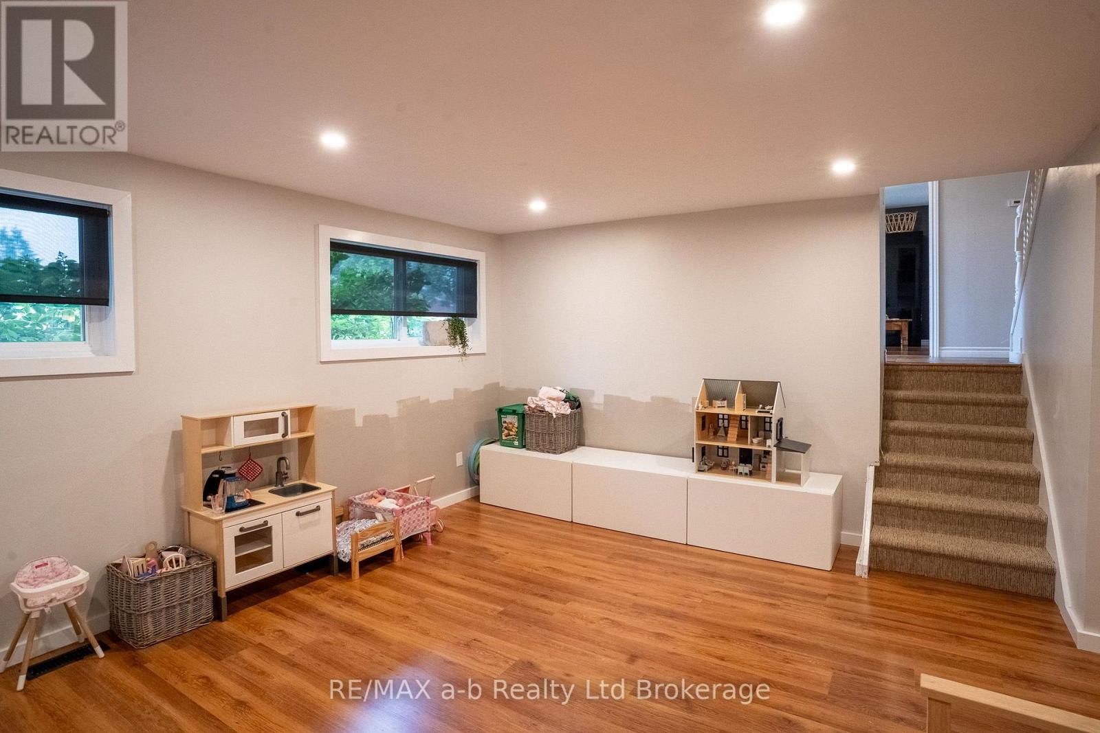 21 PEGGY AVENUE - 17