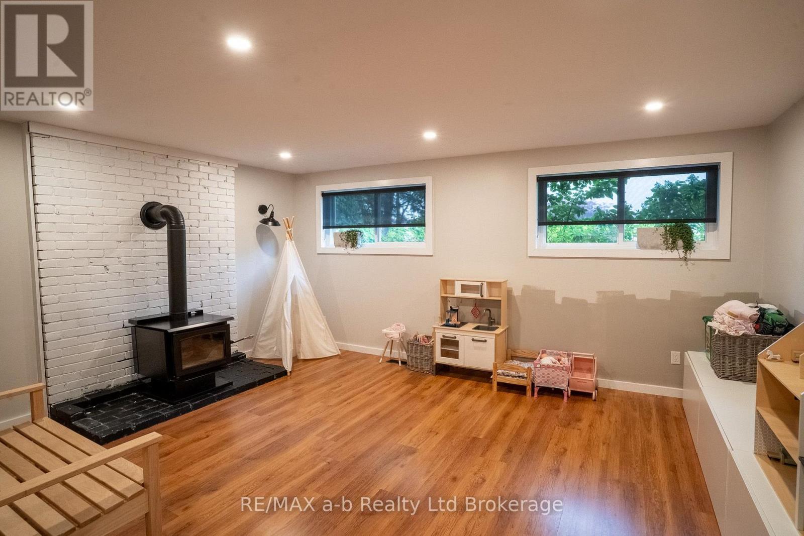 21 PEGGY AVENUE - 15