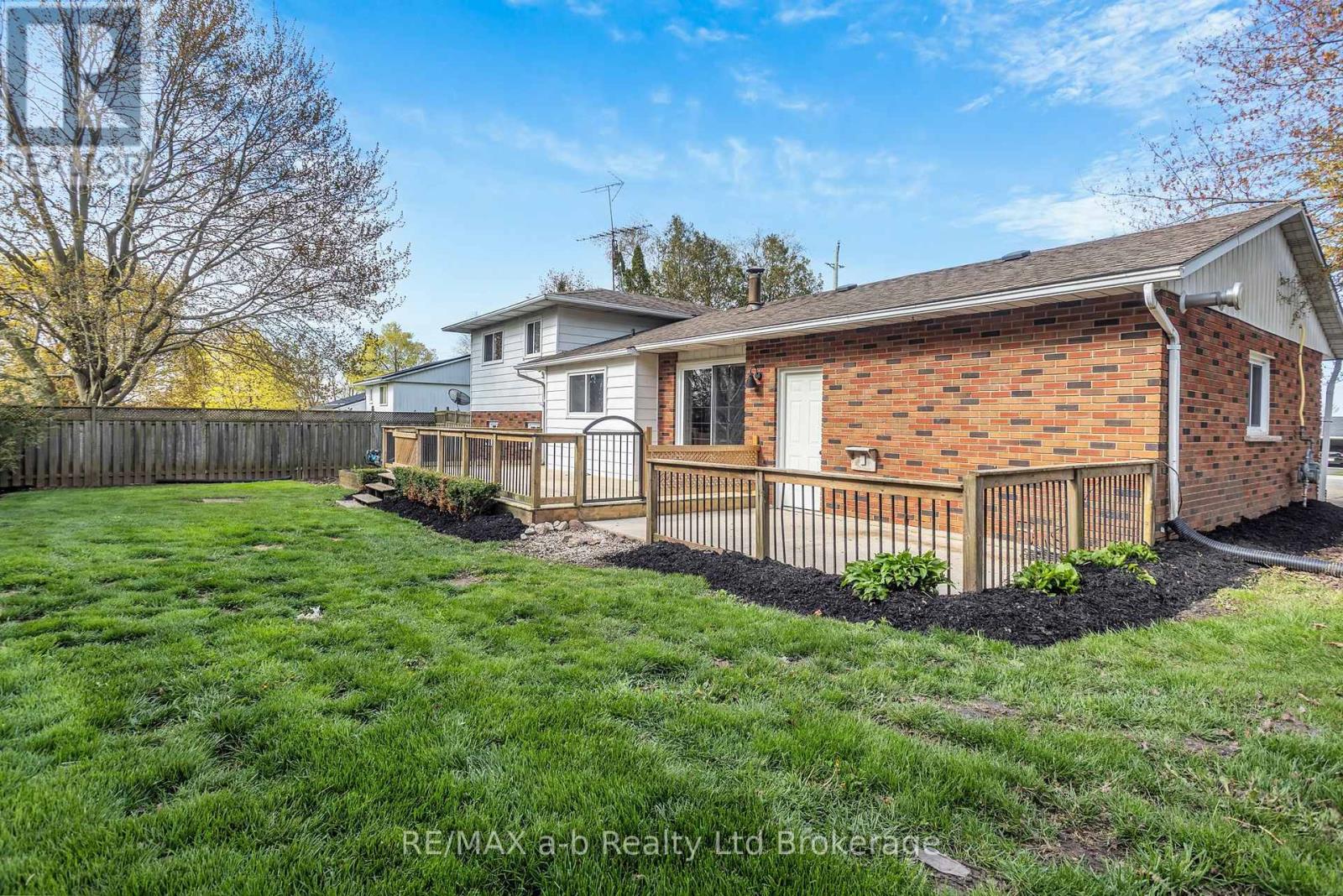 21 PEGGY AVENUE - 25