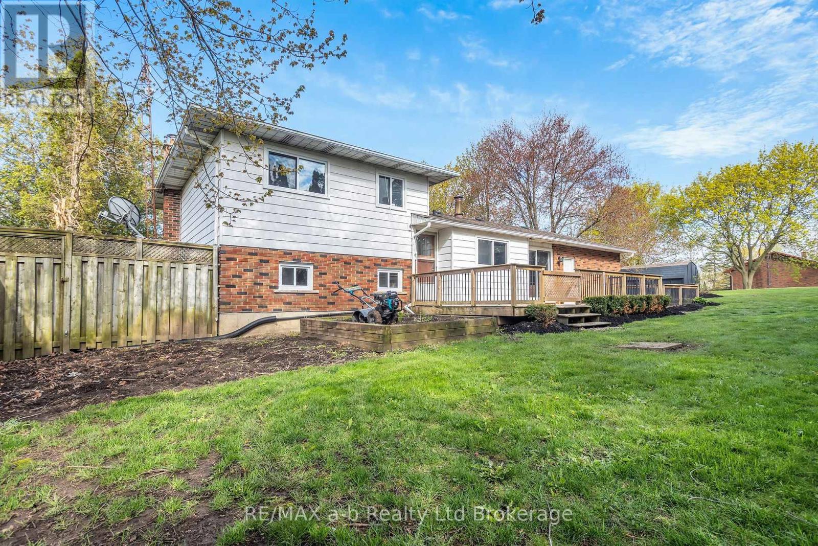 21 PEGGY AVENUE - 26