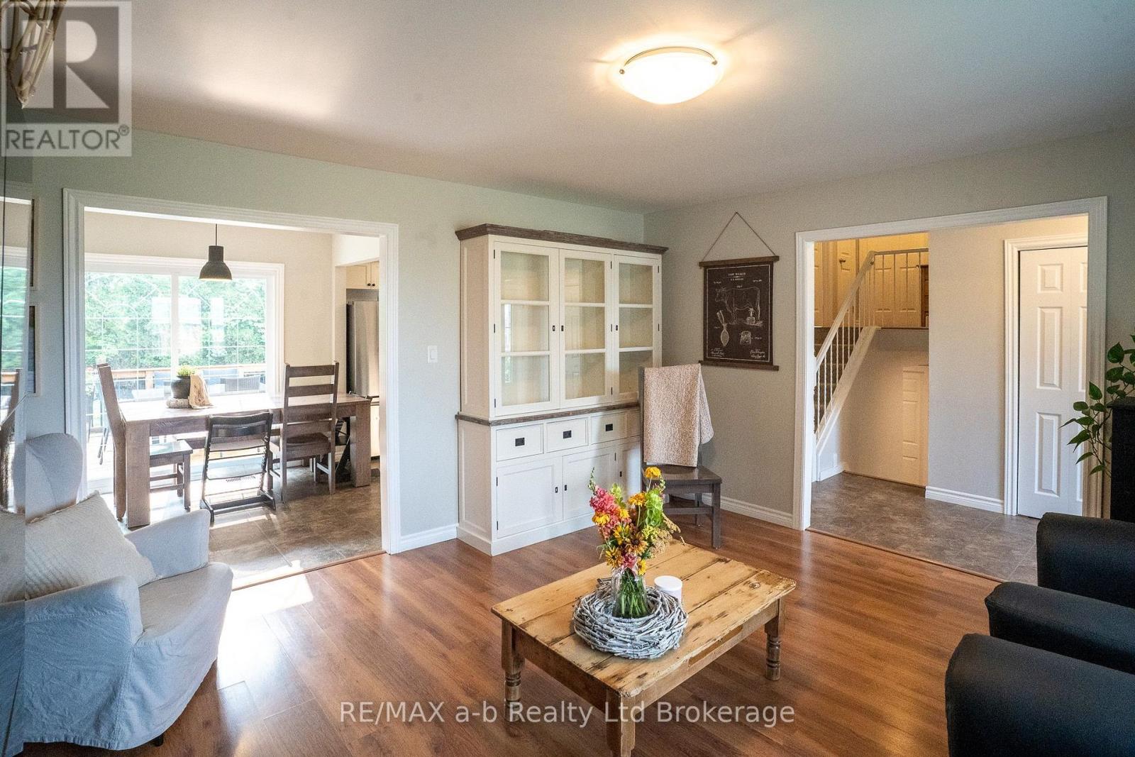 21 PEGGY AVENUE - 8