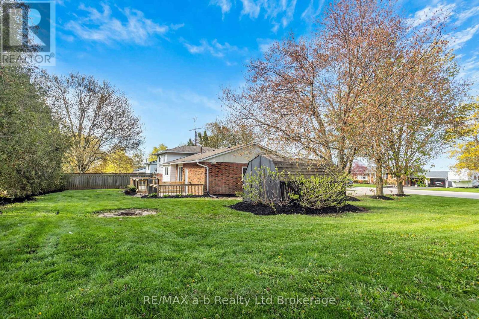21 PEGGY AVENUE - 27