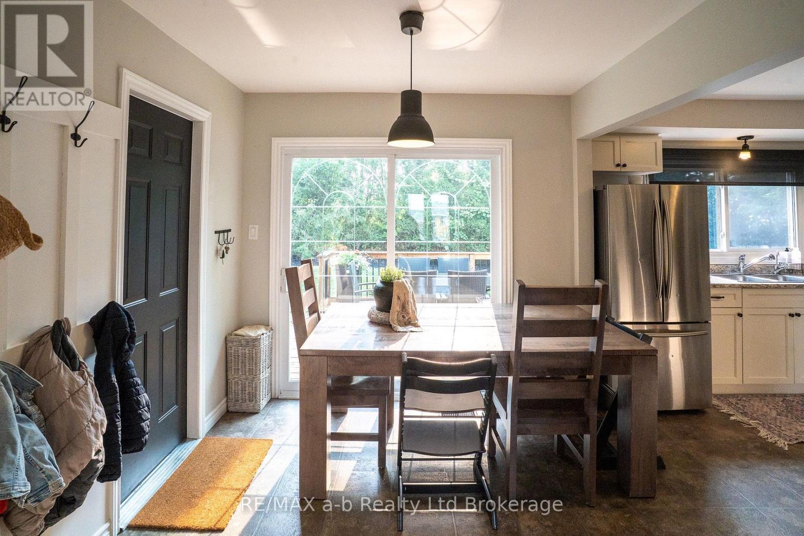 21 PEGGY AVENUE - 9