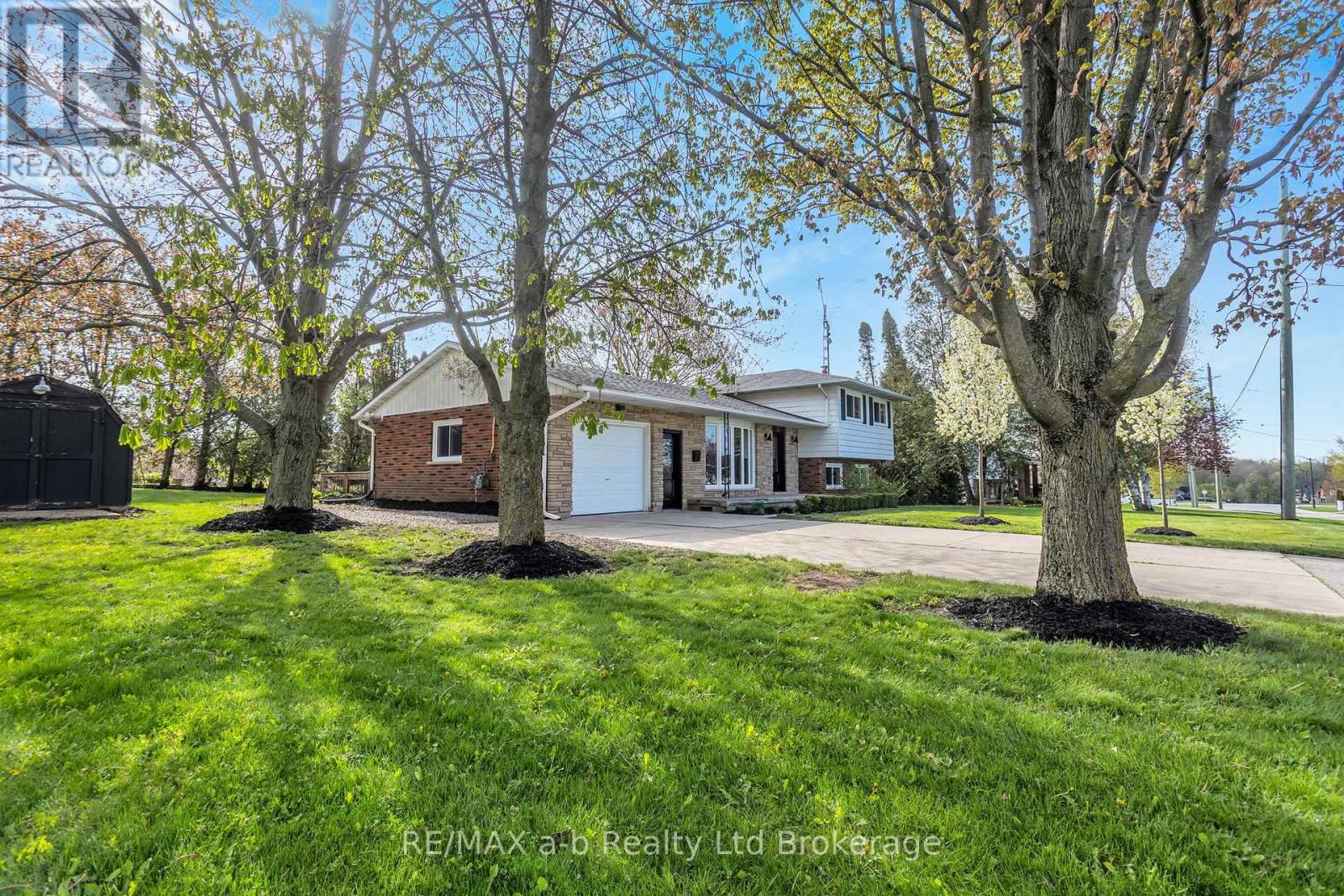 21 PEGGY AVENUE - 3