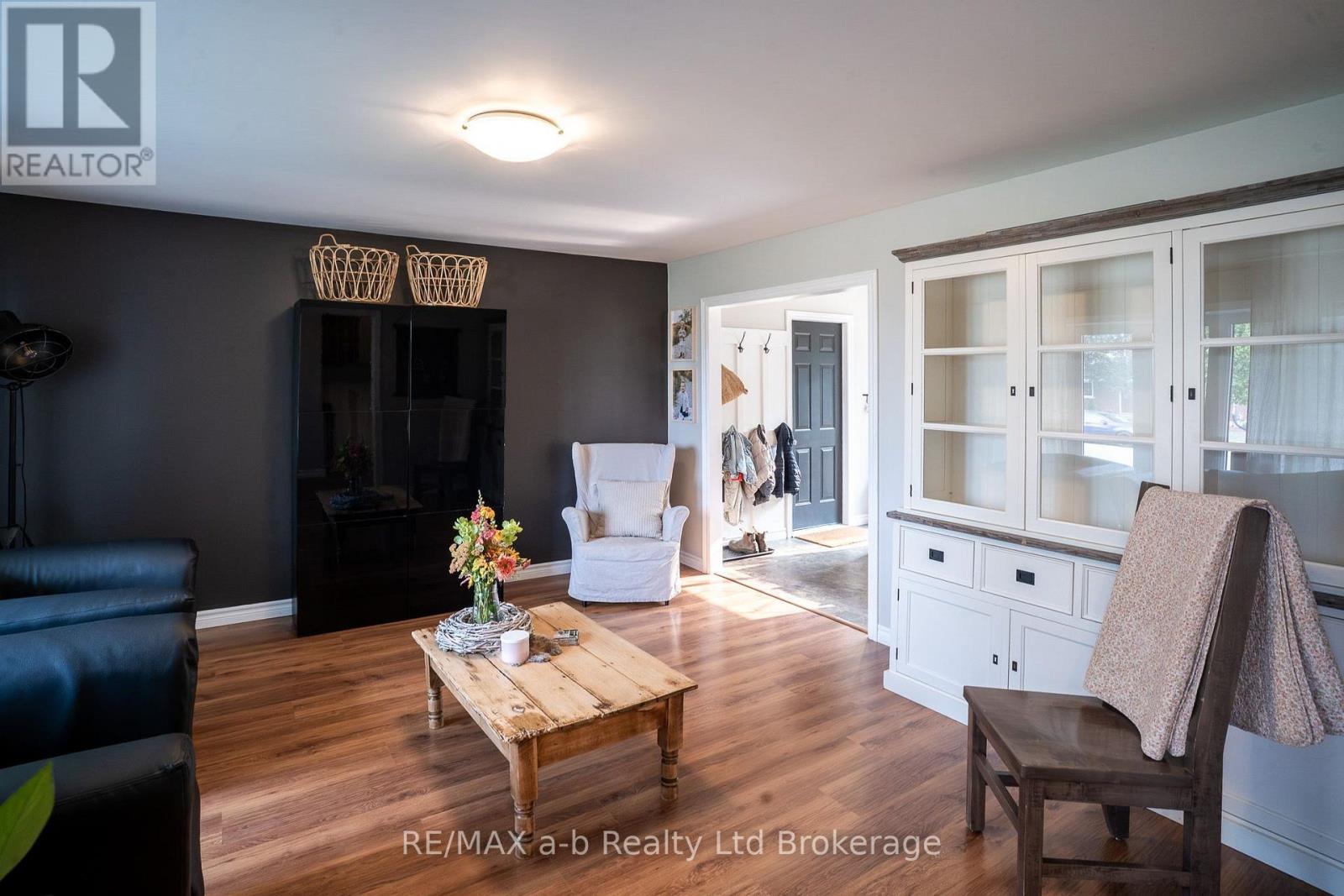 21 PEGGY AVENUE - 6